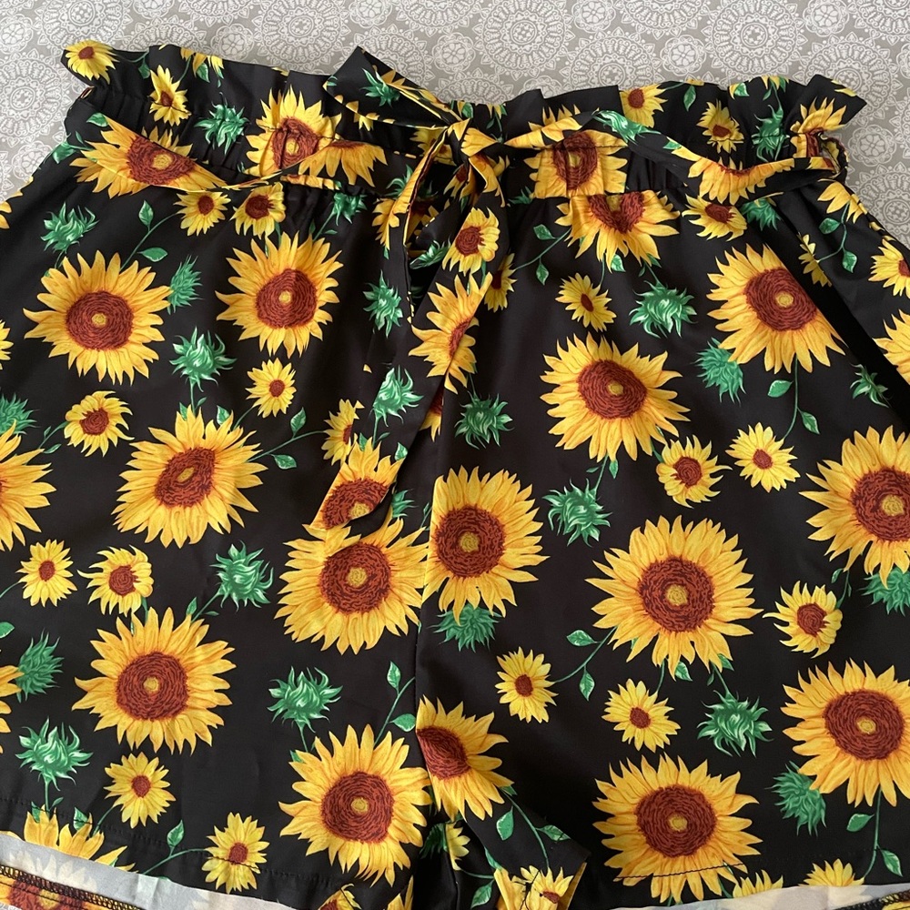Sunflower shorts, plus size - Pantalon Corto Girasoles